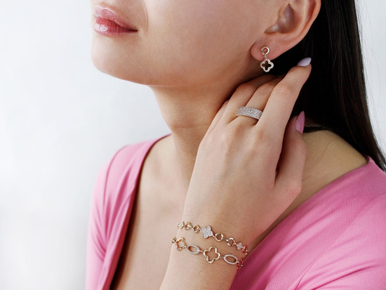 Kolczyki złote delikatne wiszące kwiatki na sztyfcie