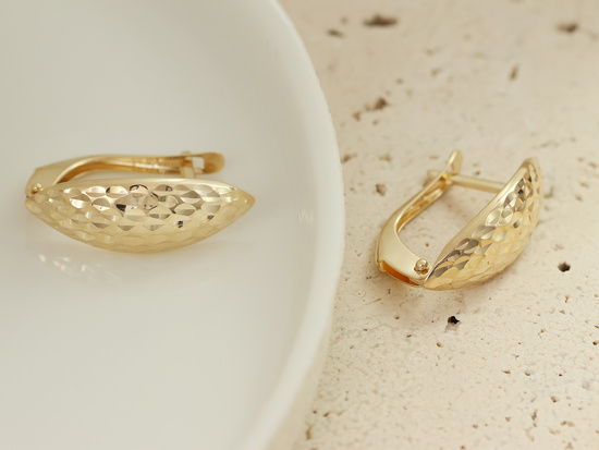 Złote kolczyki na angielskim zapięciu