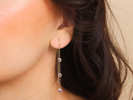 Złote kolczyki długie wiszące z fioletowymi cyrkoniami przeciągane