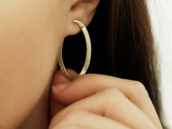 Owalne kolczyki zdobione z wzorem greckim angielskie