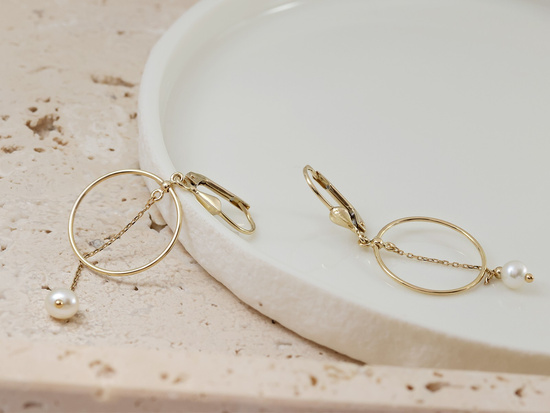 Kolczyki złote angielskie wiszące kółka z perłą na łańcuszku