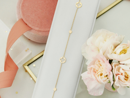 Złota bransoletka delikatna ozdoby z kwiatkami