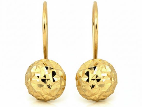 Złote kolczyki błyszczące na biglu