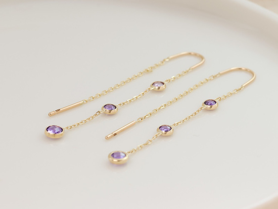 Złote kolczyki długie wiszące z fioletowymi cyrkoniami przeciągane
