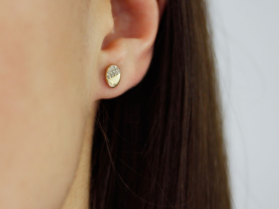 Złote kolczyki delikatne owalne na sztyfcie zdobione cyrkoniami