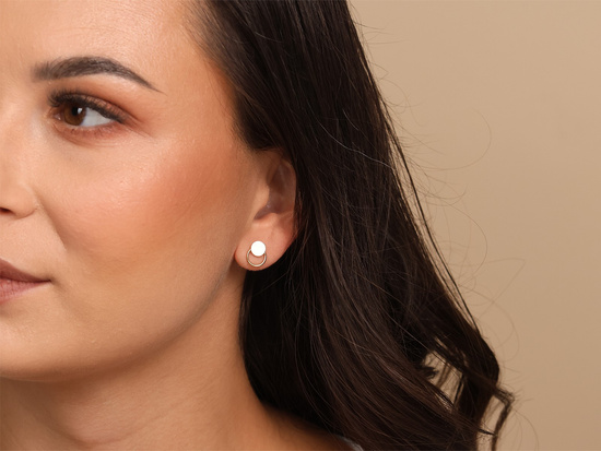 Kolczyki złote na sztyfcie przy uchu z kółek subtelne eleganckie