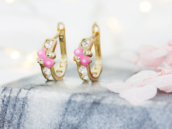 Złote kolczyki dla dziewczynki z cyrkoniami i różową emalią