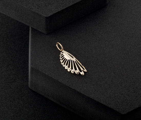 Złota zawieszka 585 - diamentowane ażurowe skrzydło