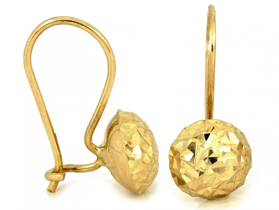 Złote kolczyki błyszczące na biglu