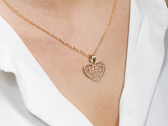 Zawieszka złota ażurowe serce z krzyżykiem medalik