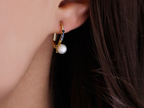 Złote kolczyki angielskie z perłą i czarnymi cyrkoniami