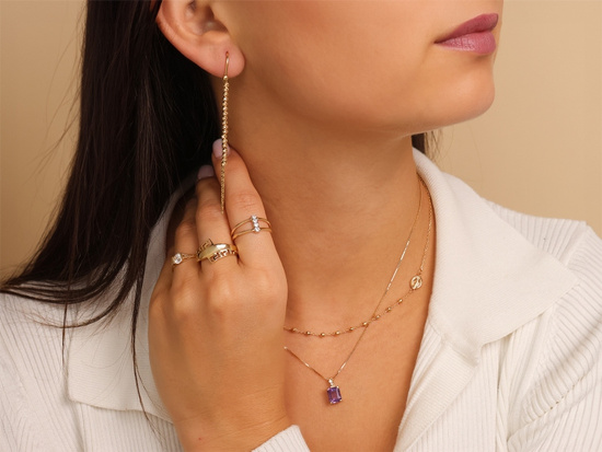 Kolczyki złote długie przewlekane z błyszczącymi kuleczkami