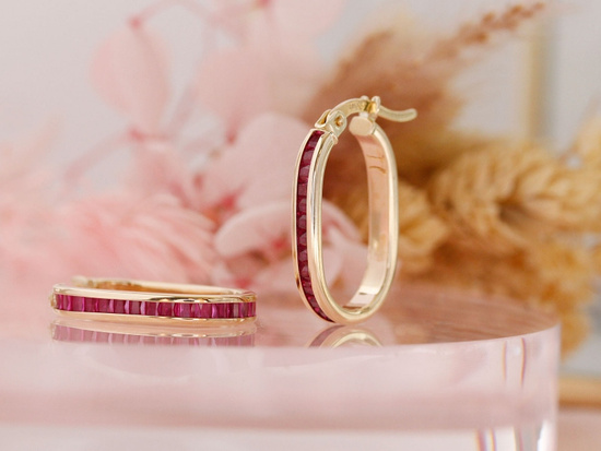 Kolczyki angielskie złote koła owalne z czerwonymi cyrkoniami