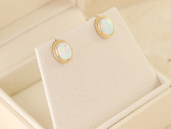 Kolczyki złote owalne na sztyfcie z opalem