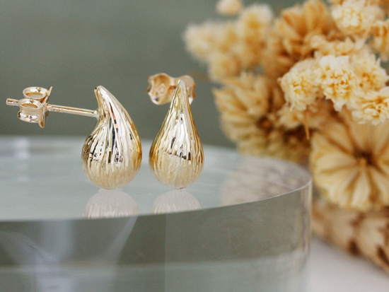 Złote krople kolczyki na sztyfcie frezowane zdobione