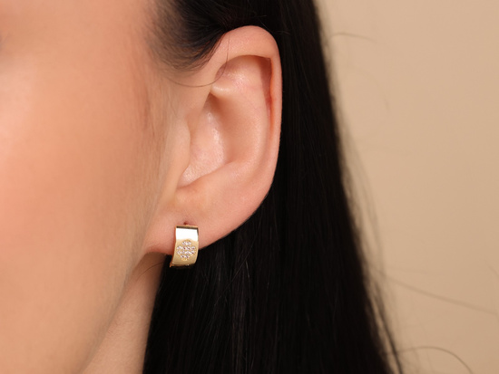 Kolczyki złote angielskie z wzorem koniczynki z cyrkonii