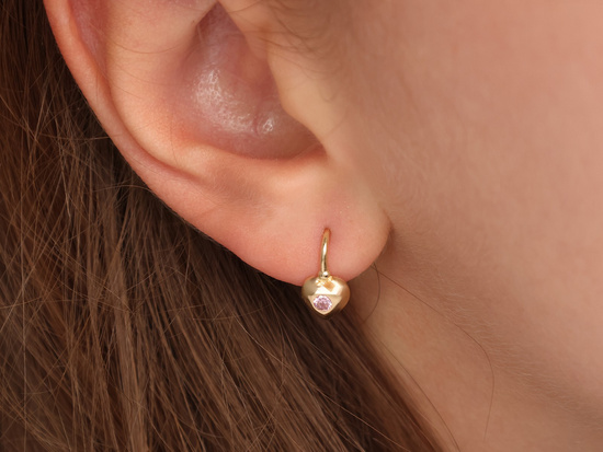 Kolczyki złote angielskie z sercem z różowym kamieniem