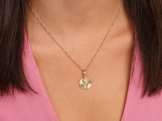 Złoty medalik okrągły zdobiony z Matką Boską