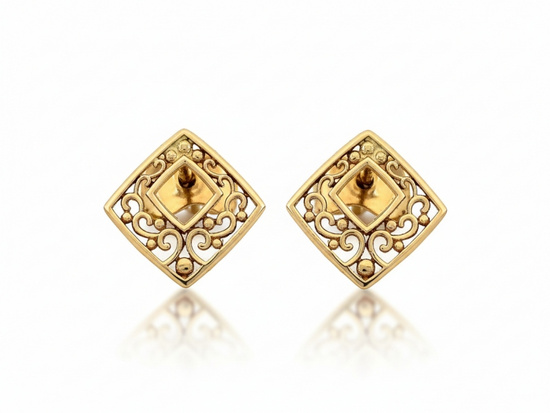 Kolczyki złote kwadraty na sztyfcie przy uchu ażurowe