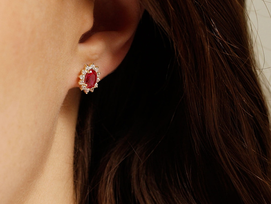 Kolczyki złote owalne na sztyfcie z czerwonym kamieniem