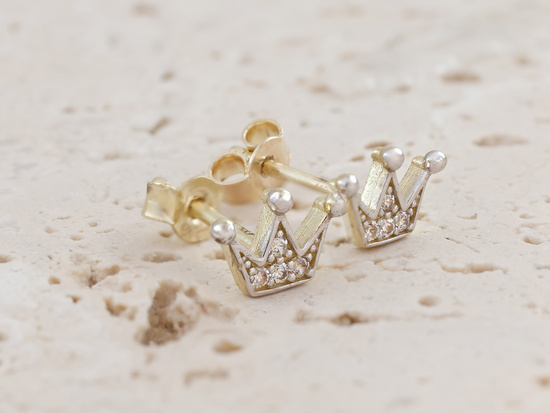 Złote kolczyki na sztyfcie korona