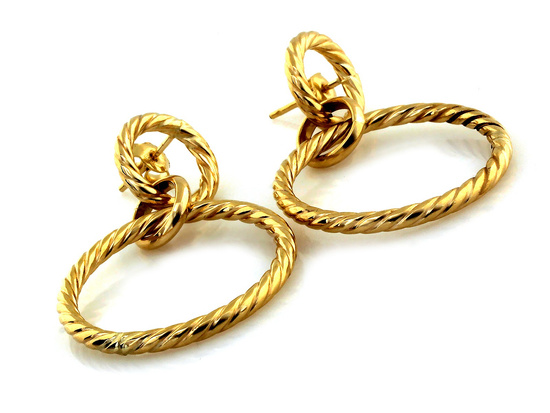 Złote kolczyki wiszące ze splatanych kółek na sztyfcie