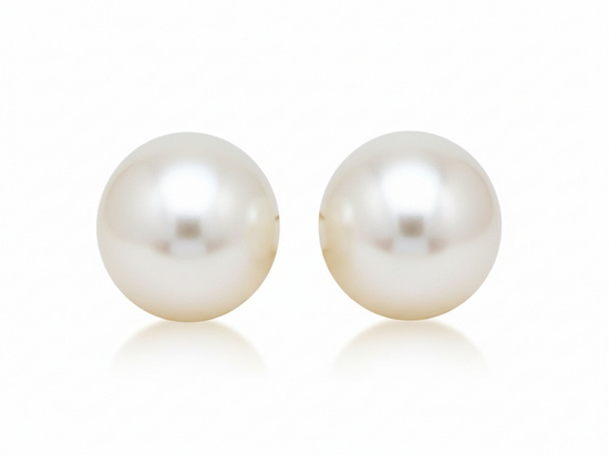 Złote kolczyki z perłą na sztyfcie