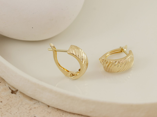 Kolczyki złote angielskie wygodne bez kamieni frezowane