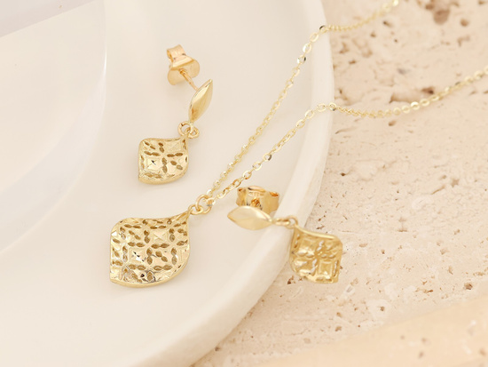 Delikatne złote kolczyki wiszące ażurowe na sztyfcie