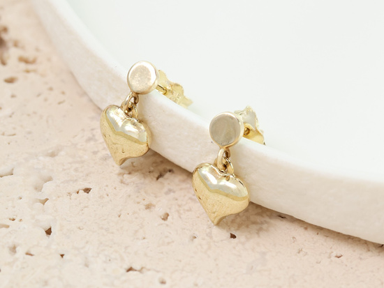 Złote kolczyki z wiszącymi serduszkami