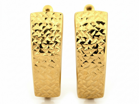 Uniwersalne złote kolczyki do każdej stylizacji