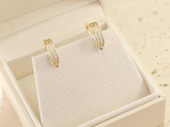 Kolczyki złote dyskretne subtelne angielskie z cyrkoniami