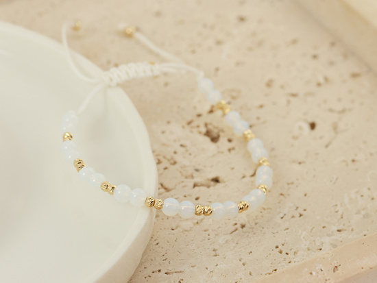 Bransoletka złote i białe kulki na białym sznurku