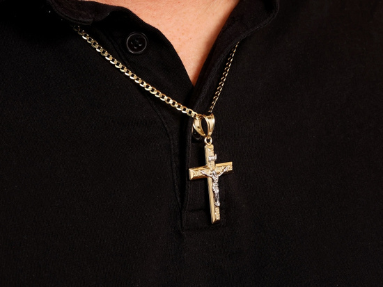 Złota zawieszka duży krzyżyk z białą pasyjką