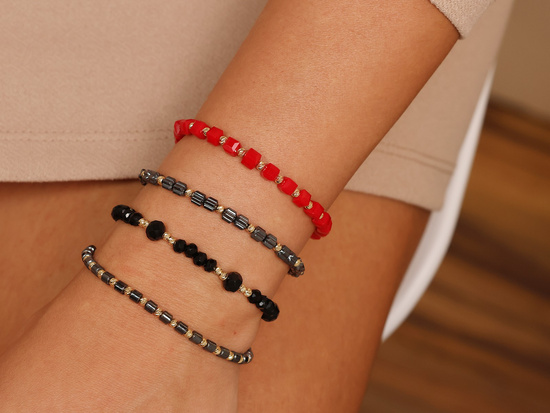 Bransoletka hematyty i złote kulki na czarnym sznurku