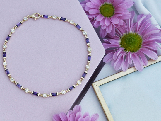 Złota delikatna bransoletka z fioletowymi prostokątnymi kamieniami