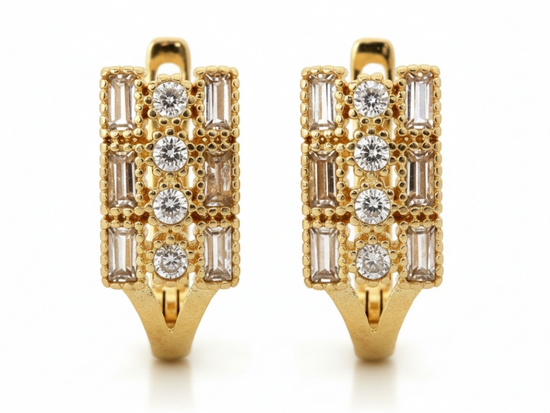 Delikatne złote kolczyki angielskie z cyrkoniami