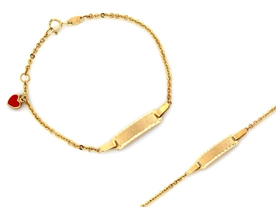 Złota bransoletka dla dziecka z satynowaną blaszką i emaliowanym sercem