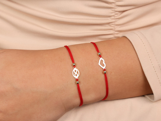 Bransoletka złota delikatna nieskończoność na czerwonym sznurku