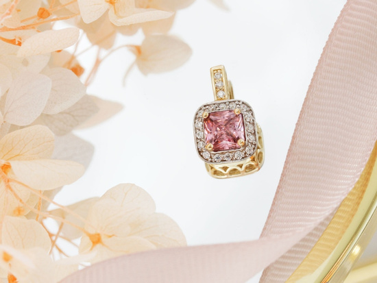 Zawieszka złota kwadratowa z różowym kamieniem syntetycznym