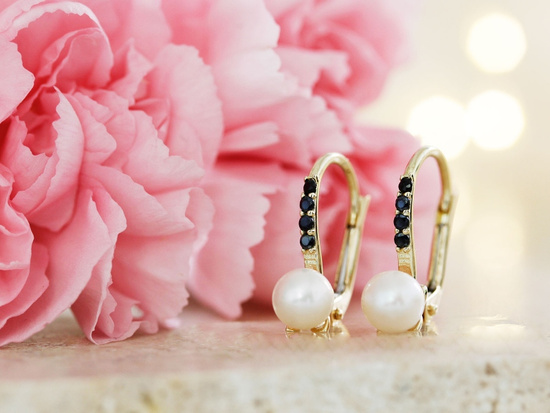 Złote kolczyki angielskie z perłą i czarnymi cyrkoniami