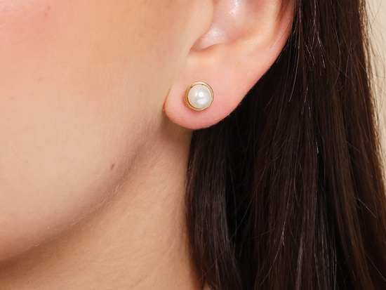Złote kolczyki z perłą na sztyfcie