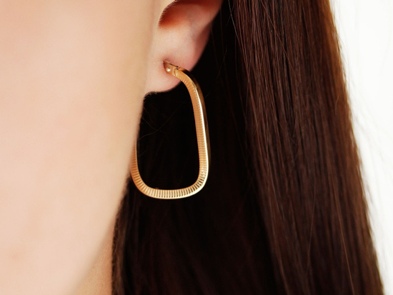 Złote kolczyki modne sztywne zapięcie angielskie