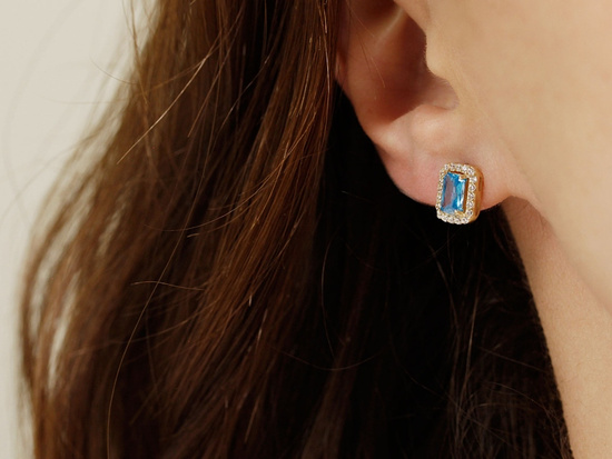 Kolczyki złote prostokątne z niebieskim oczkiem