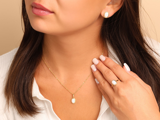 Zawieszka złota z owalnym opalem