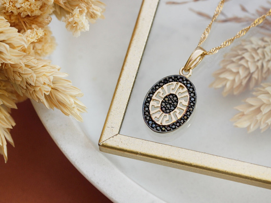 Zawieszka złota owalna z cyrkoniami i wzorem greckim