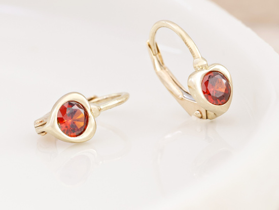 Delikatne złote kolczyki z sercem z czerwonym kamieniem angielskie