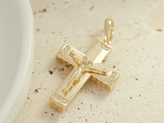 Zawieszka złota krzyżyk z Jezusem z cyrkoniami