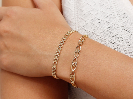 Błyszcząca złota bransoletka z ruchomych elementów na każdą okazję