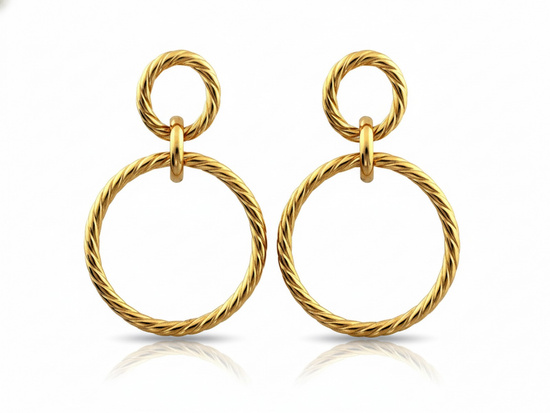 Złote kolczyki wiszące ze splatanych kółek na sztyfcie